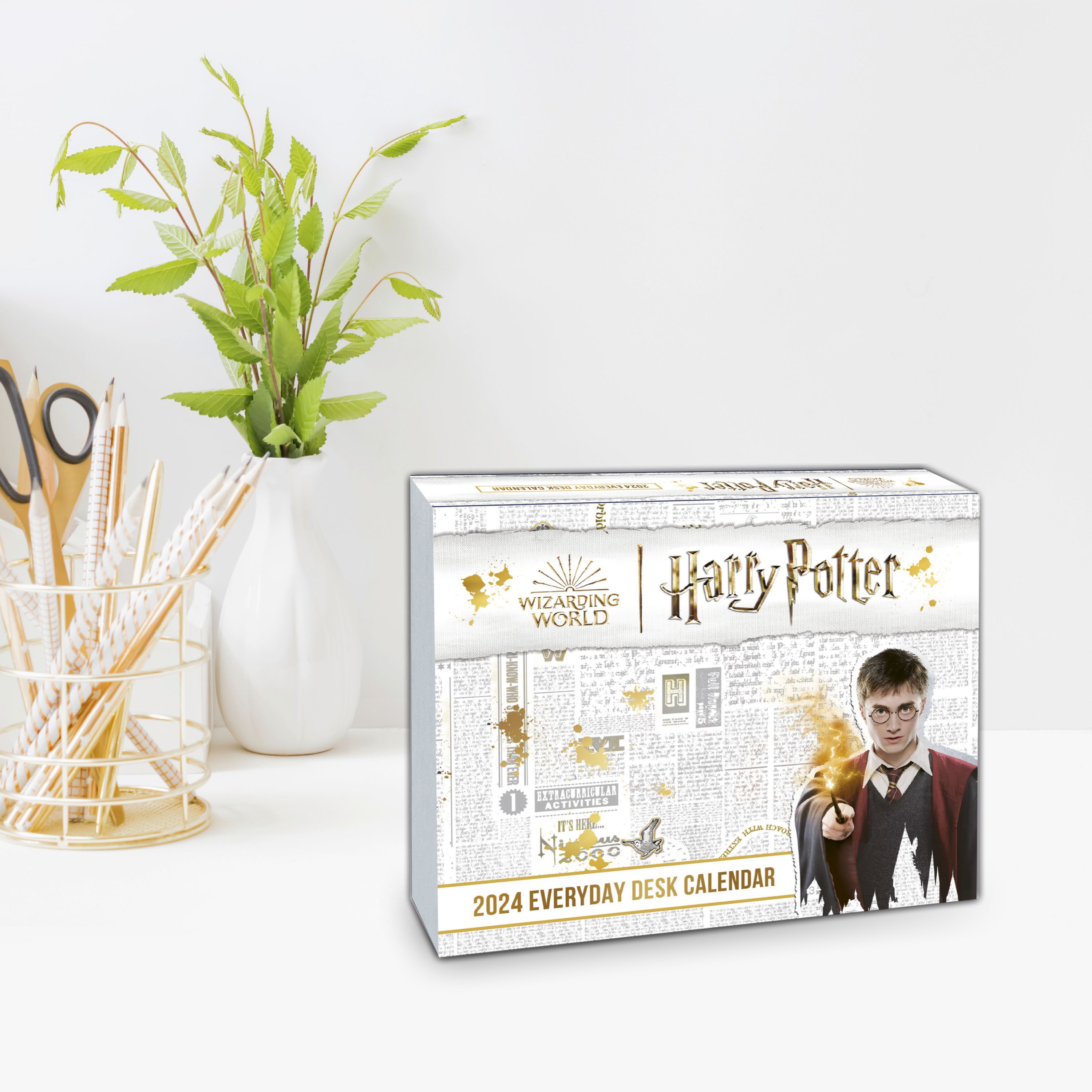 Harry Potter Tagesabreißkalender 2024. Magischer Kalender für jeden Tag mit Zitaten, Bildern und spannenden Details aus der Filmreihe. Tischkalender für Harry Potter-Fans. Auch zum Aufhängen.