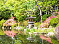 CALVENDO Puzzle Eine Steinlaterne, die in keinem japanischen Garten fehlen darf in einer prächtig blühenden Gartenanlage 1000 Teile Lege-Größe 640 x 480 cm Foto-Puzzle Bild von None CALVENDO