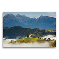 Premium Textil-Leinwand 75 x 50 cm Quer-Format Kirche St. Thomas vor Bergen, umgeben von Nebel | Wandbild, HD-Bild auf Keilrahmen, Fertigbild auf hochwertigem Vlies, Leinwanddruck von iPics Photography